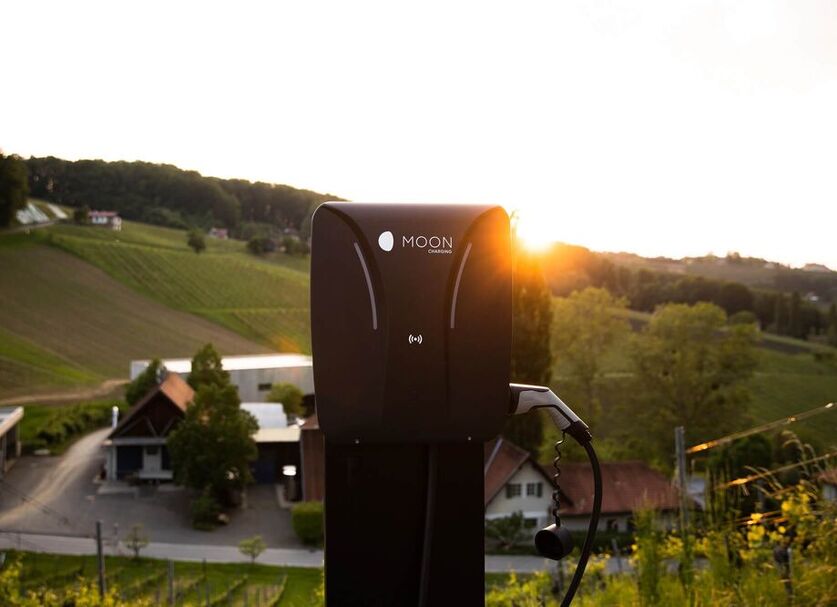 MOON Wallbox Connect vor Weingut Polz