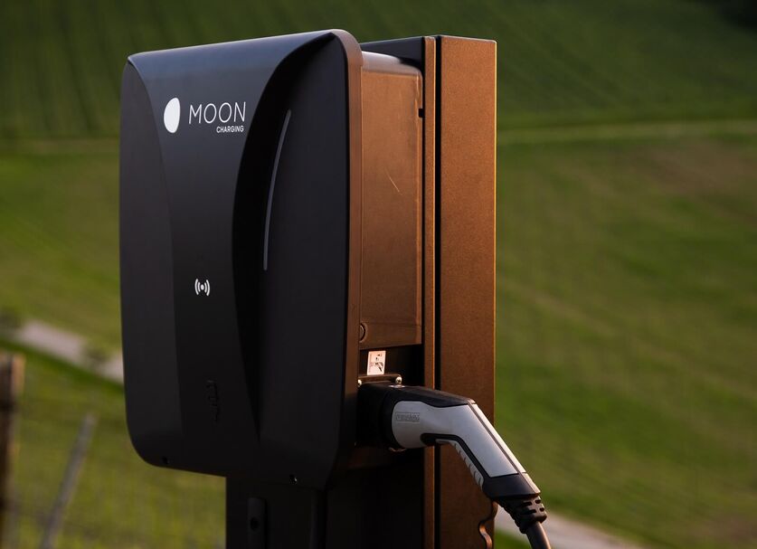 Die Wallbox Connect von MOON am Weingut Polz