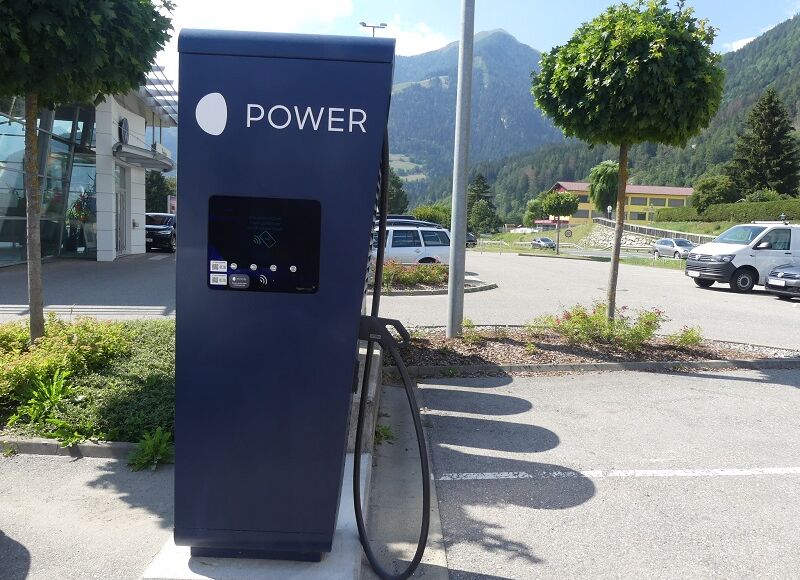 Alpitronic Ladesäule beim Autohaus Staber