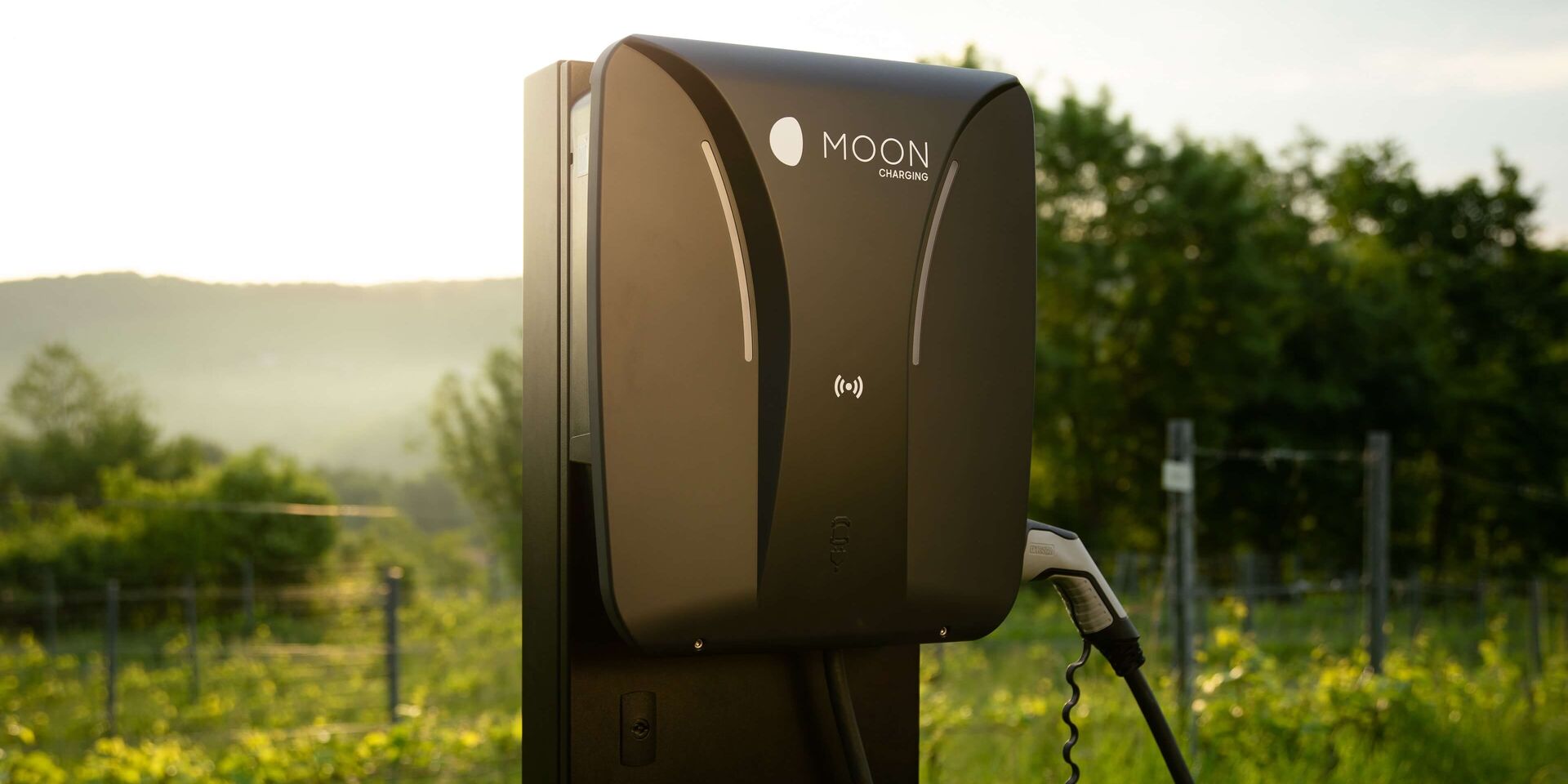 Wallbox von MOON POWER im Weinberg beim Weingut Polz