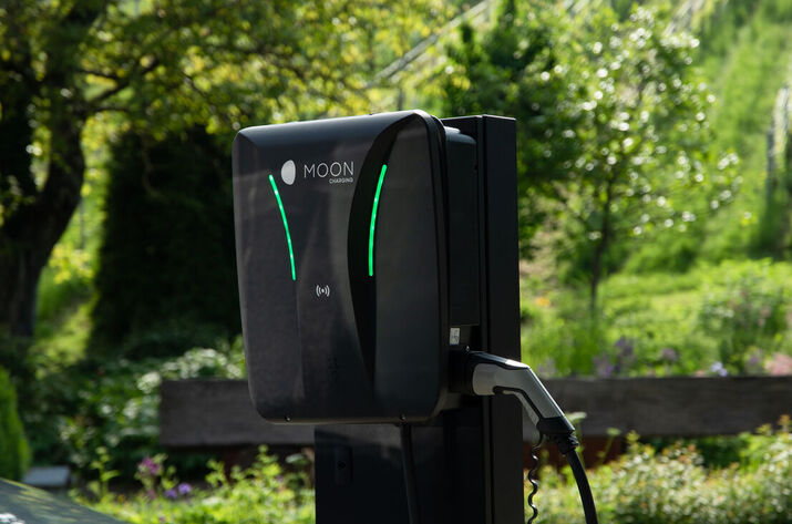 Wallbox from MOON on a stand with the Polz wineyards on the background